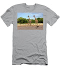 Giraffe on Etosha with Stripped Hyena Namibia Safari Wildlife Artush Foto T-Shirt
