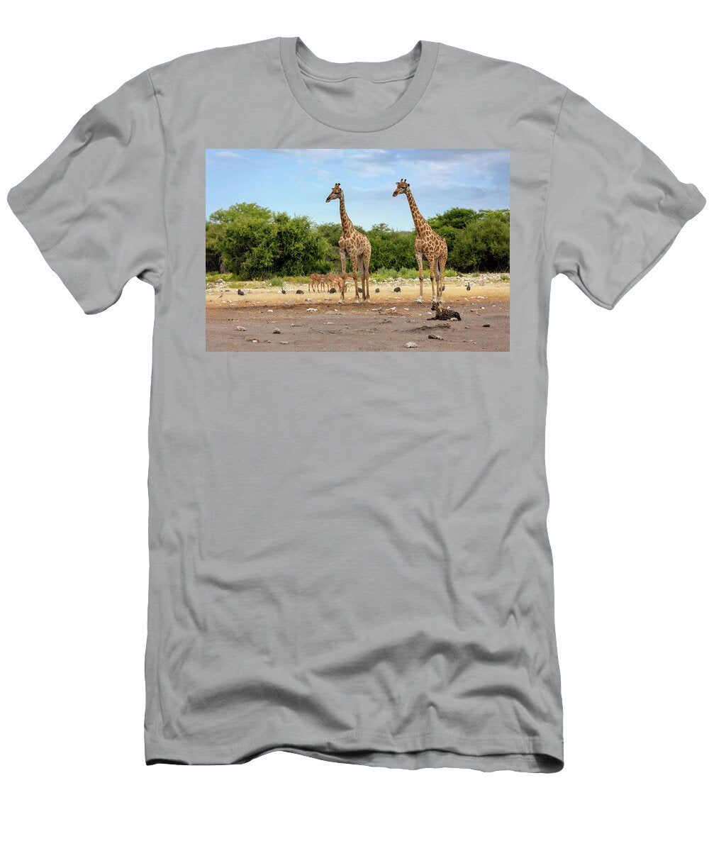 Giraffe on Etosha with Stripped Hyena Namibia Safari Wildlife Artush Foto T-Shirt